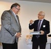 Wispag-Präsident Christian Tröhler (l.) erhält von seinem Vorgänger Robert Signer Schlüssel und Pendezenordner. (Bild: Christoph Heer)