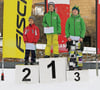 Zwei OSSV-Skispringer auf dem Podest: Neben dem Zentralschweizer Elias Arnold posierten Lars Künzle und Fenja Pedrolini vom SSC Toggenburg (von links) fürs Siegerfoto. (Bild: pd)