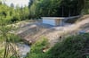 Es fällt nicht gross auf, das neue Bauwerk. Und doch kann das Quellwasserpumpwerk 3000 Einwohner von Kirchberg mit Wasser versorgen. (Bilder: Martina Signer)