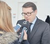 Ein gefragter Mann: Regierungschef Benedikt Würth ist besorgt über das Ausmass des Stellenabbaus in Trübbach. (Bilder: Armando Bianco)