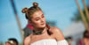 Wild und frei für ein paar Stunden: Dieses Jahr unterstreichen zwei kleine Dutts auf dem Kopf, die Space Buns, das Hippiegefühl der Feiernden. (Bild: Getty (Coachella, 16. April 2017))