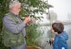 Der zehnjährige Till hat mit Betreuer Walter Widmer von der Fischerzunft Diessenhofen einen Fisch gefangen. (Bild: Margrith Pfister-Kübler)