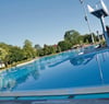 Der Wispag-Verwaltungsrat hofft auf einen schön-heissen Sommer, damit nicht nur einzelne Schwimmer ihre Bahnen im Bassin des Freibades ziehen. (Bilder: Philipp Haag)