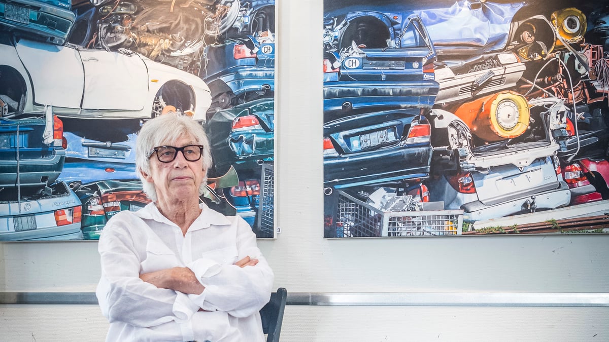 Maler zeigt die Schönheit von Autoschrott in seinen Bildern