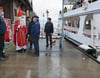 Der Samichlaus verabschiedet Alois Würsch, Schiffsführer SGV, vor seiner letzten Fahrt mit einem Geschenk und guten Wünschen.