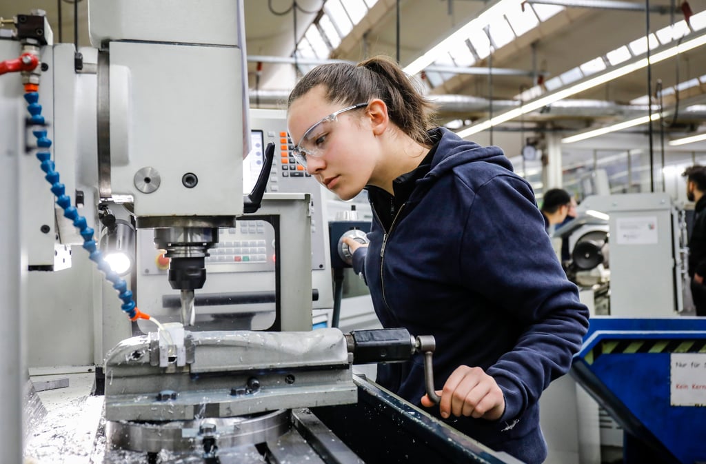 «Frauen wollen keine Frauenförderung»: OST-Studie zeigt auf, wie Industriebetriebe Frauen als Mitarbeiterinnen halten können