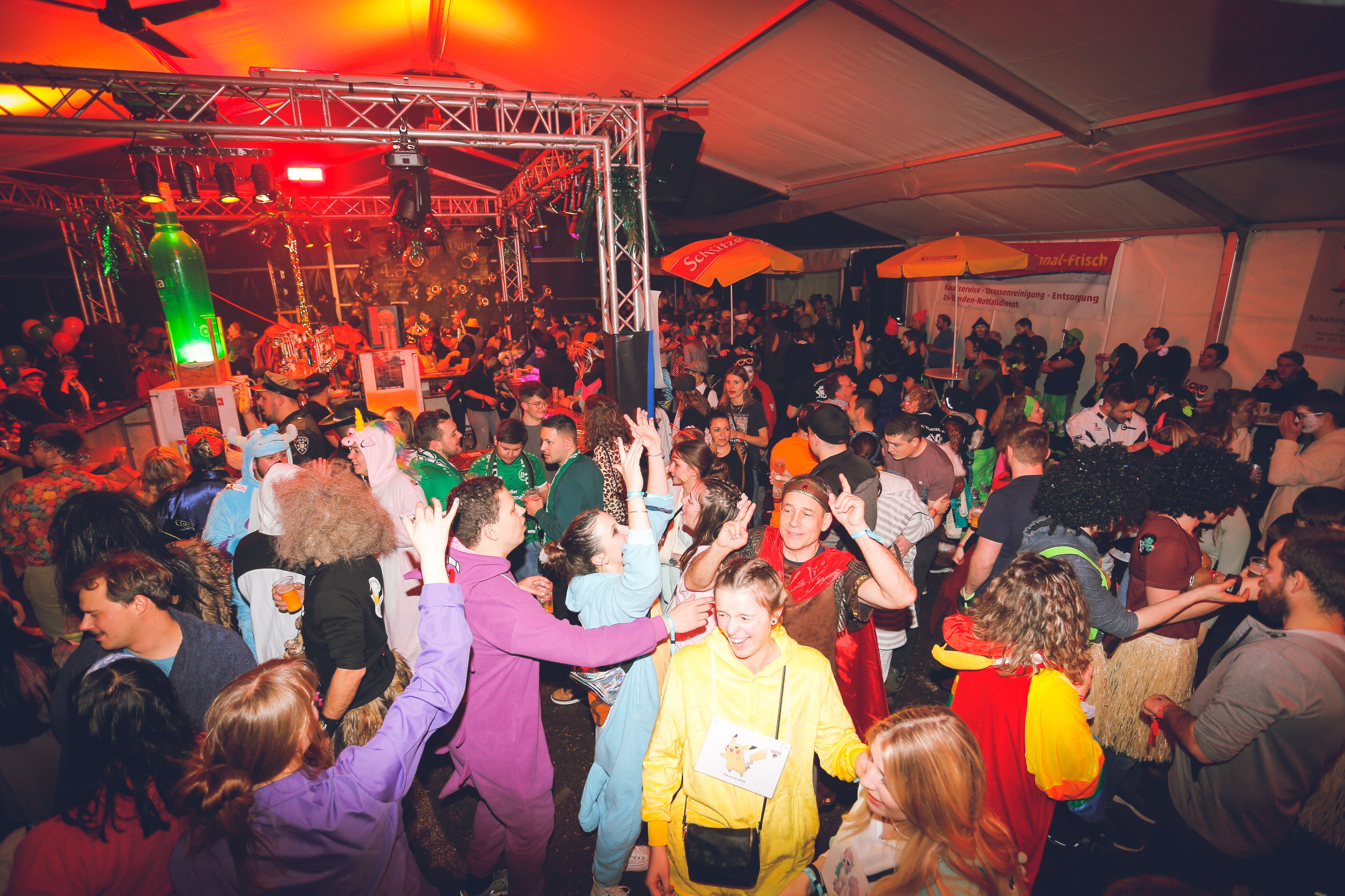 Sauknapp-Party-Umz-ge-und-Maskenb-lle-en-masse-Das-l-uft-an-der-Fasnacht-im-Appenzellerland