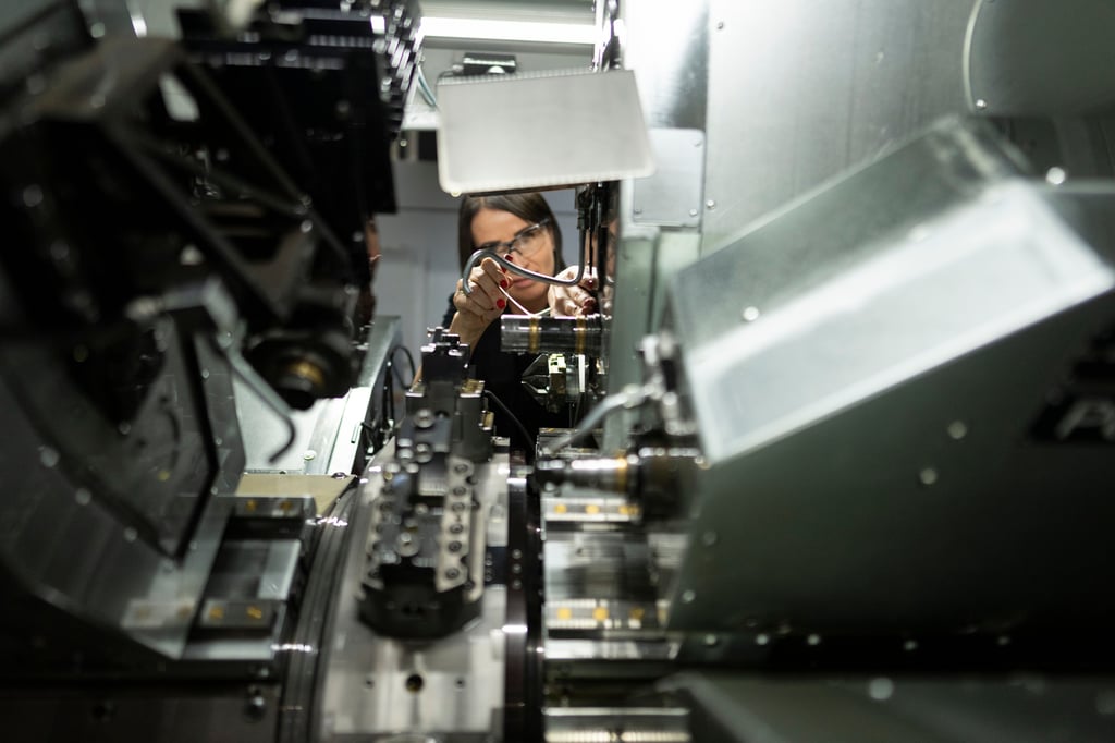 SFS tritt an Ort – und spart weltweit fast 1000 Stellen