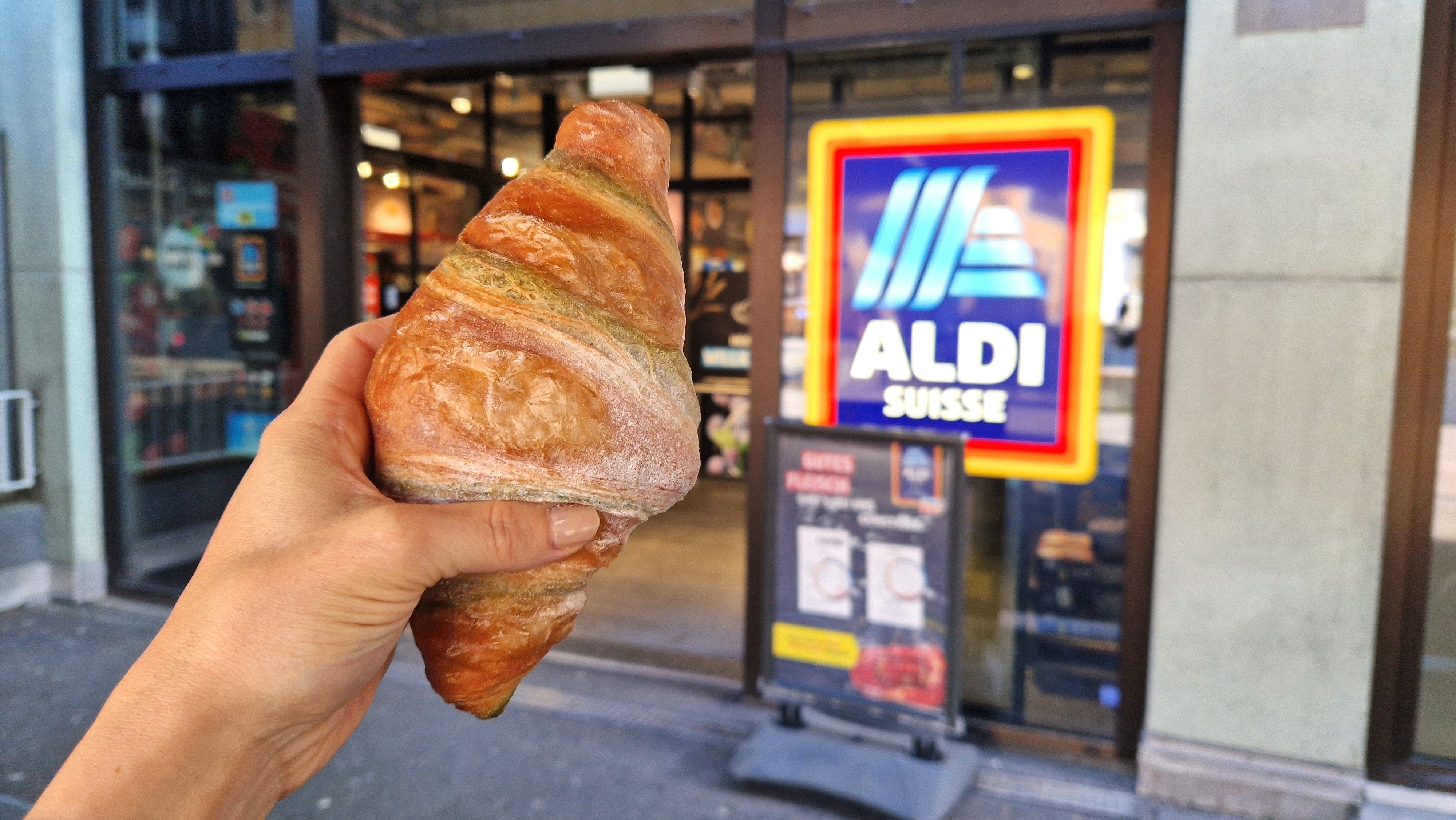 Happy-End-im-Gipfeli-Streit-Nach-unserem-Bericht-ber-vermeintlichen-Diebstahl-zieht-Aldi-Strafantrag-und-Hausverbot-zur-ck