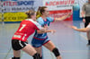 Der BSV Stans spielt gegen den HV Herzogenbuchsee.
Im Bild: die Stanserin (blau)  Julia Lussi  gegen Herzogenbuchsees Caroline Gygax.