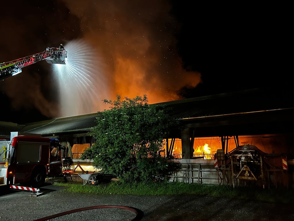 Gr-nichen-Landwirtschaftliche-Lagerhallen-niedergebrannt-6-6-25-