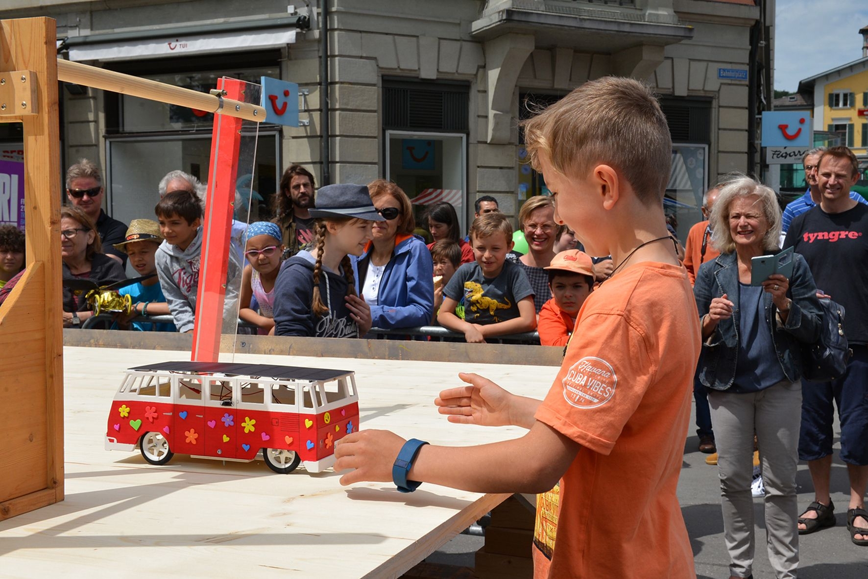 48-Solarmobile-fahren-um-die-Wette-Spezielles-Rennen-findet-auf-dem-Bahnhofplatz-statt