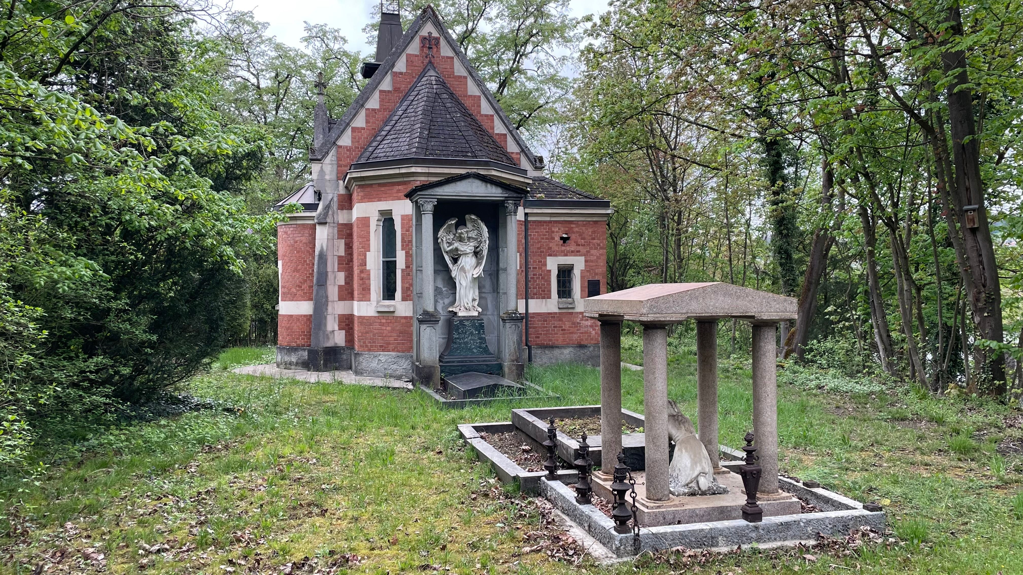 Vergessener-Privatfriedhof-von-Turgis-einstigen-Spinnerei-Besitzern-wird-mit-Feier-aus-dem-Dornr-schenschlaf-erweckt