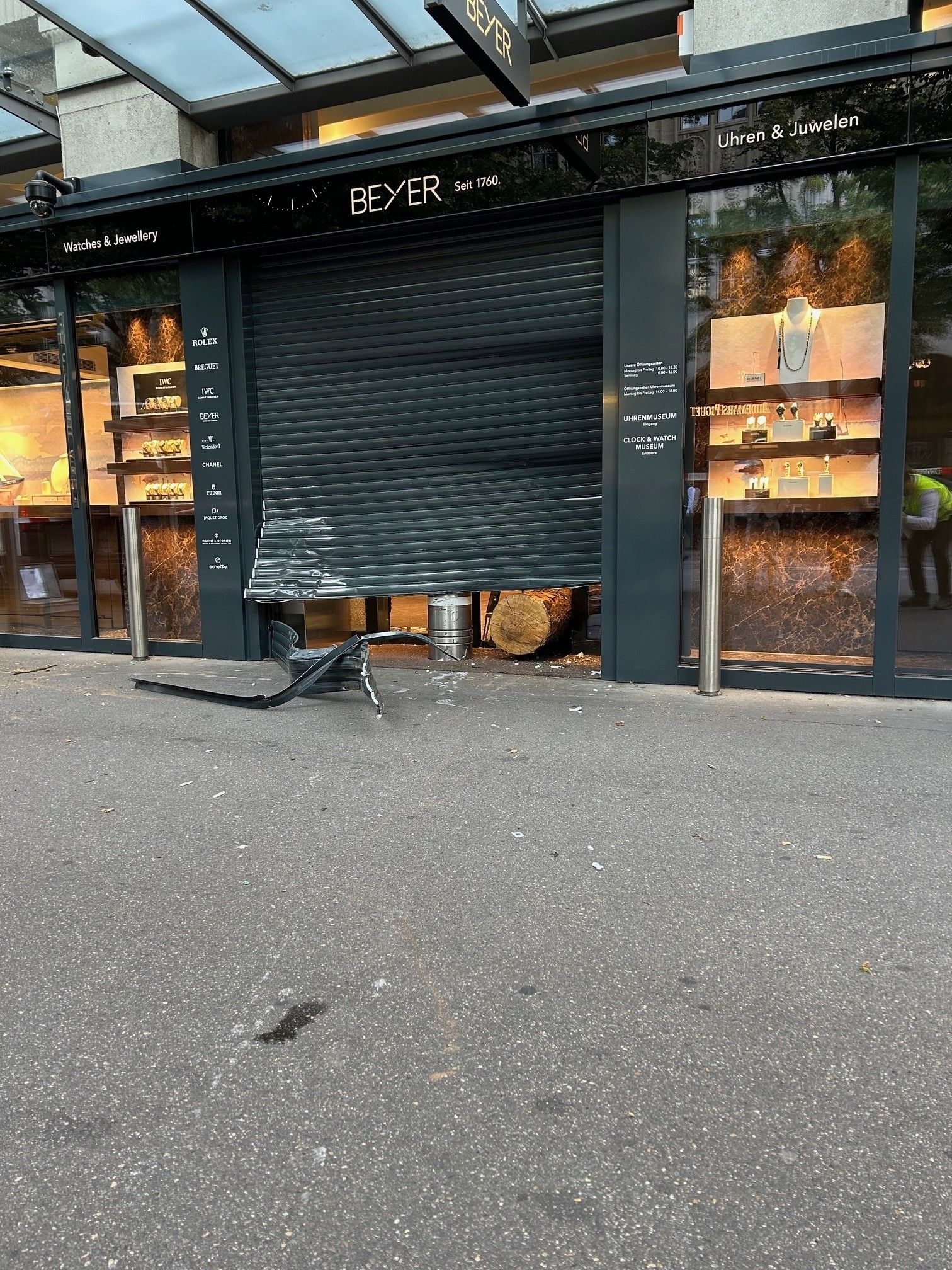 Rammbock-Einbruch-an-der-Bahnhofstrasse-R-uber-fl-chten-mit-Alfa-Romeo