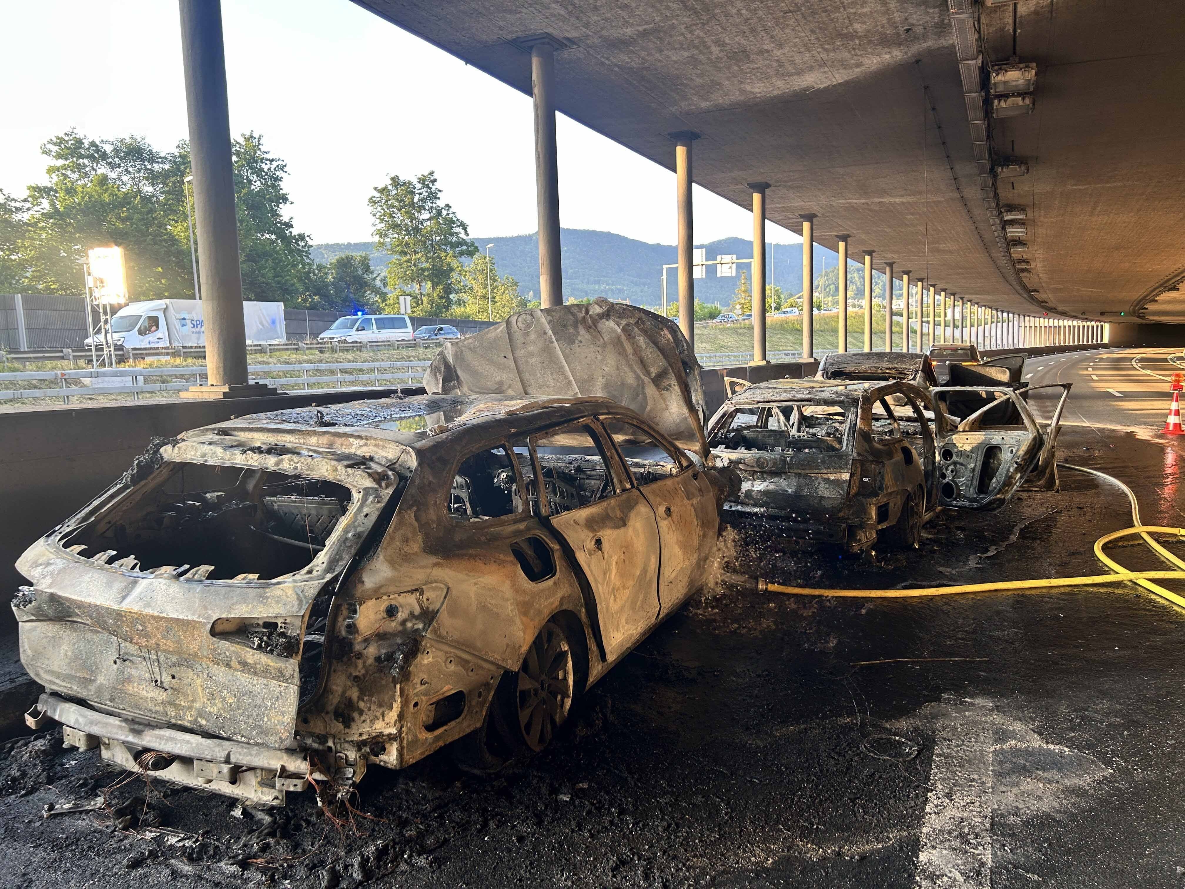 Nach-Auffahrunfall-Autos-brennen-lichterloh
