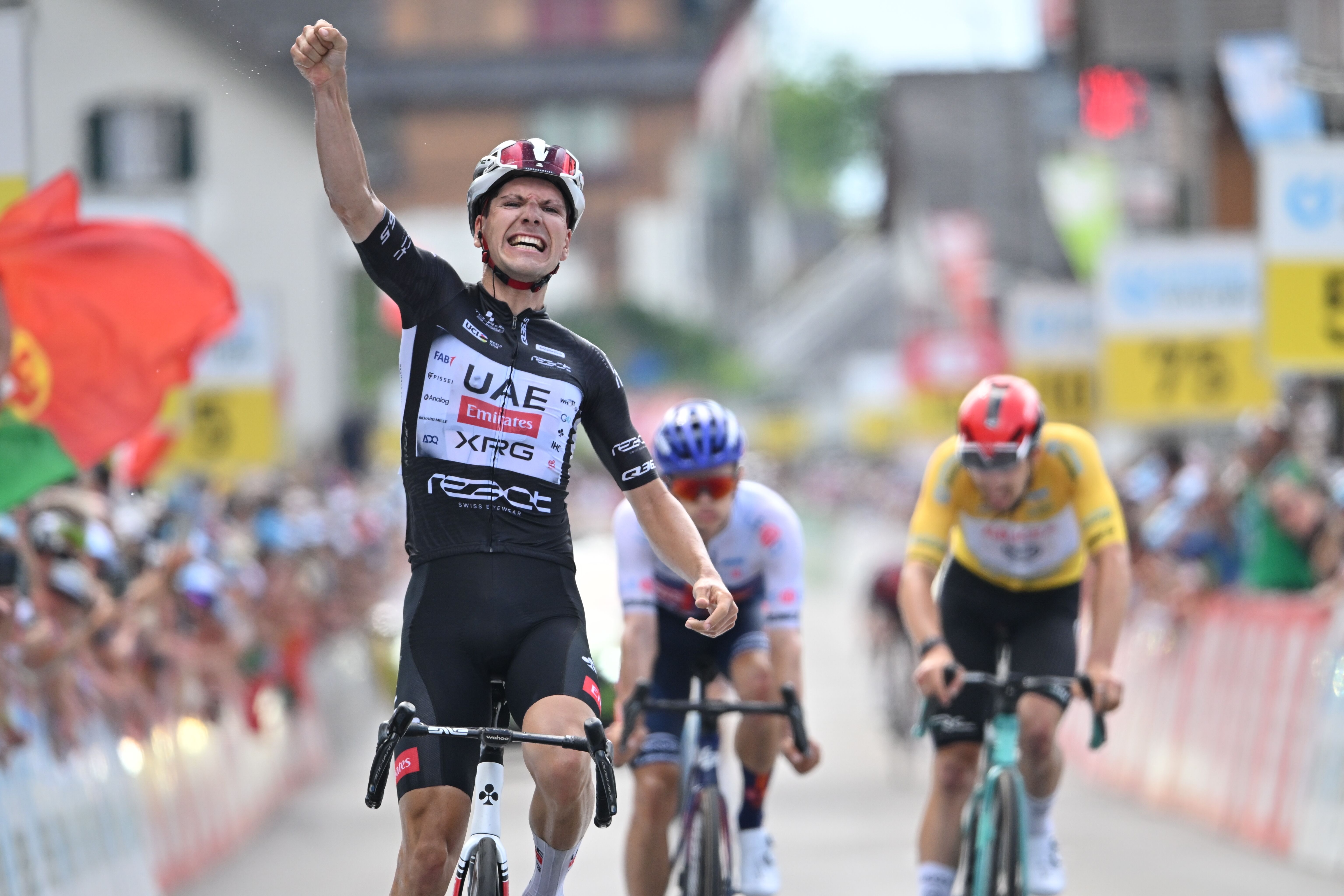 Zwischen-Badespass-perfekter-Aussicht-und-einer-berraschung-zum-Schluss-Joao-Almeida-gewinnt-die-7-Etappe