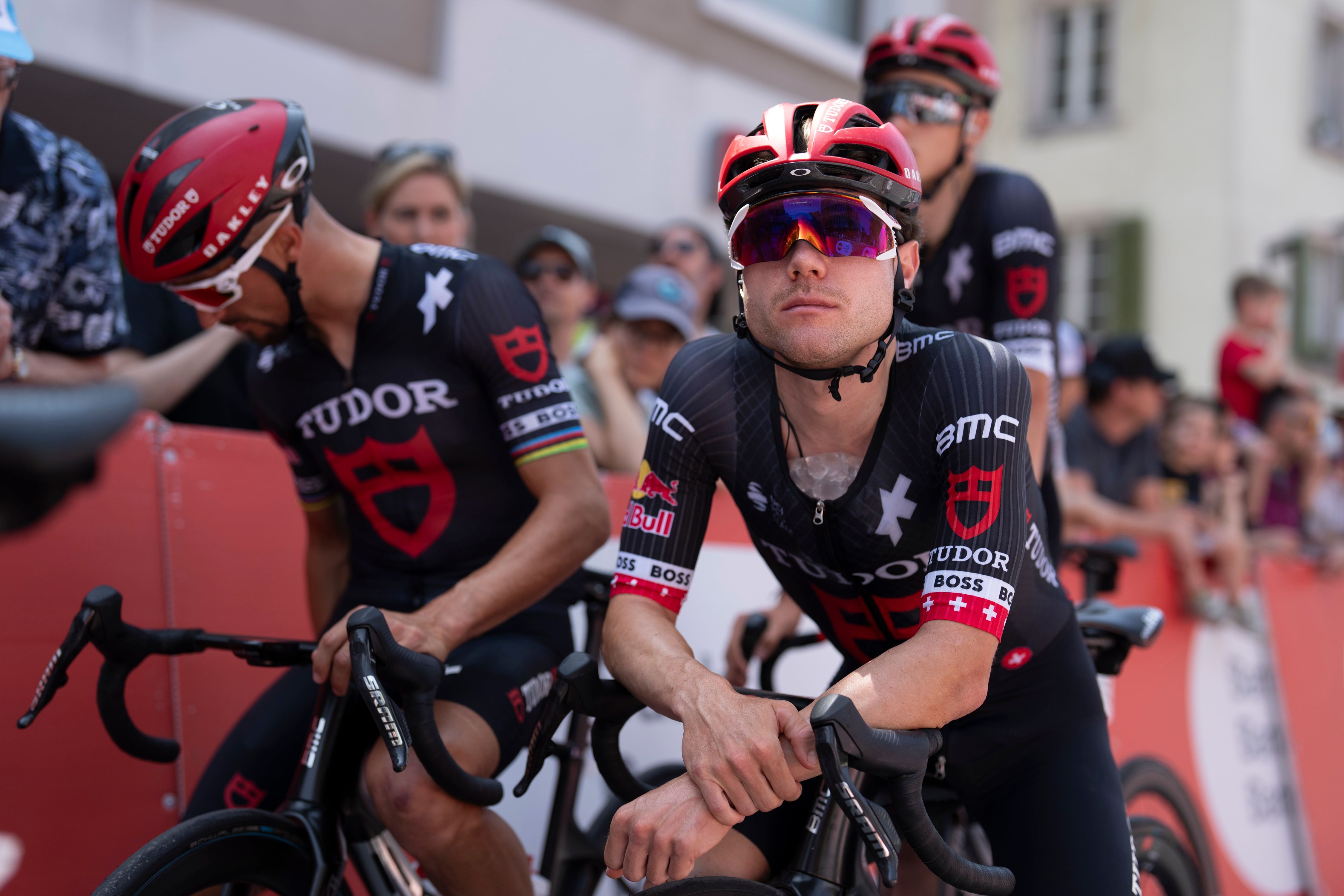 Was-von-dieser-Tour-de-Suisse-bleibt-Ein-Solosieger-ein-Adoptivschweizer-und-viele-offene-Fragen