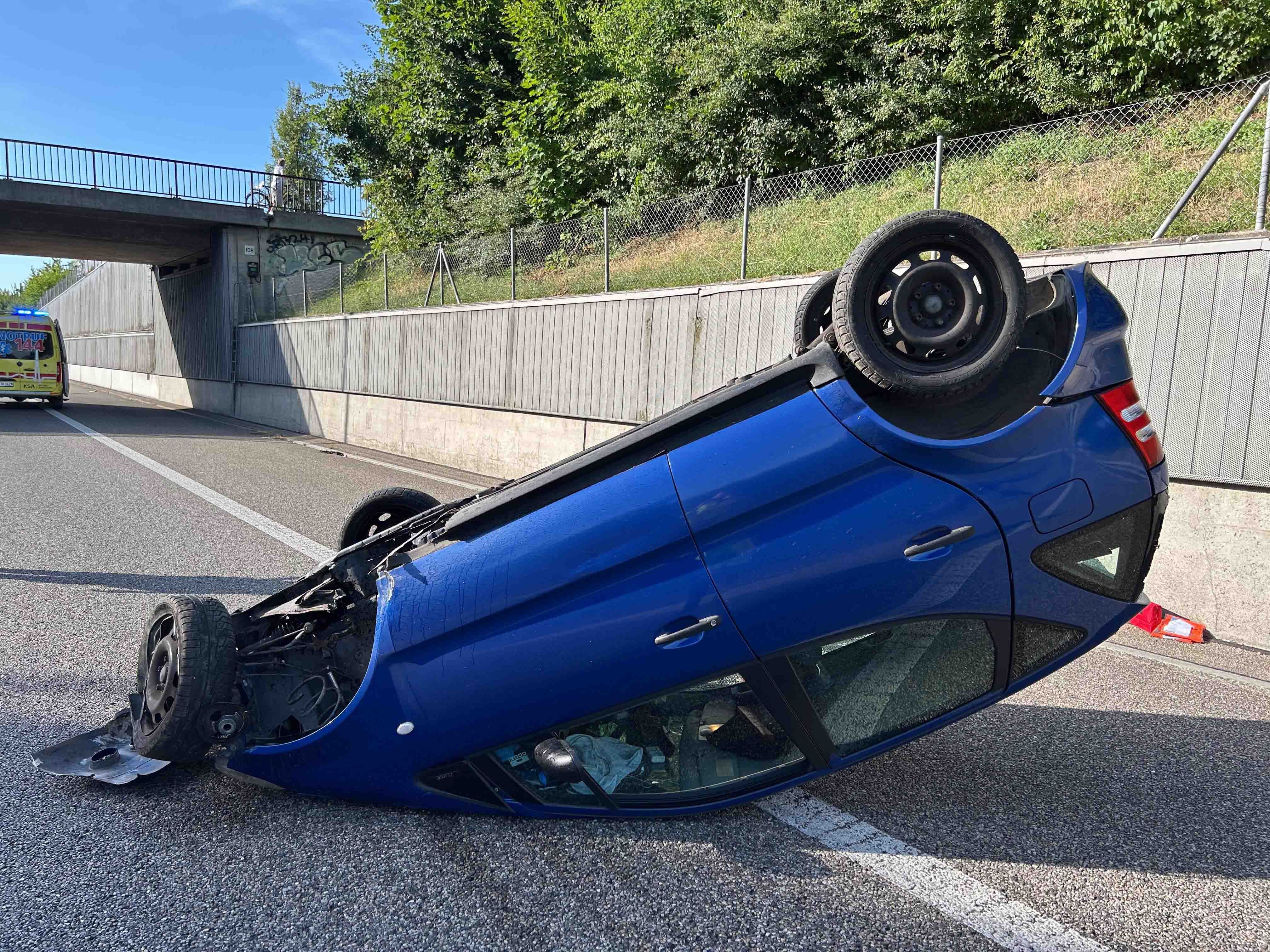 A2/Brittnau: Auto überschlägt sich – Lenkerin wird mittelschwer verletzt