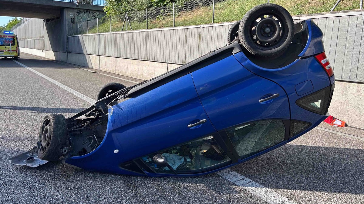 A2/Brittnau: Auto überschlägt sich – Lenkerin wird mittelschwer verletzt