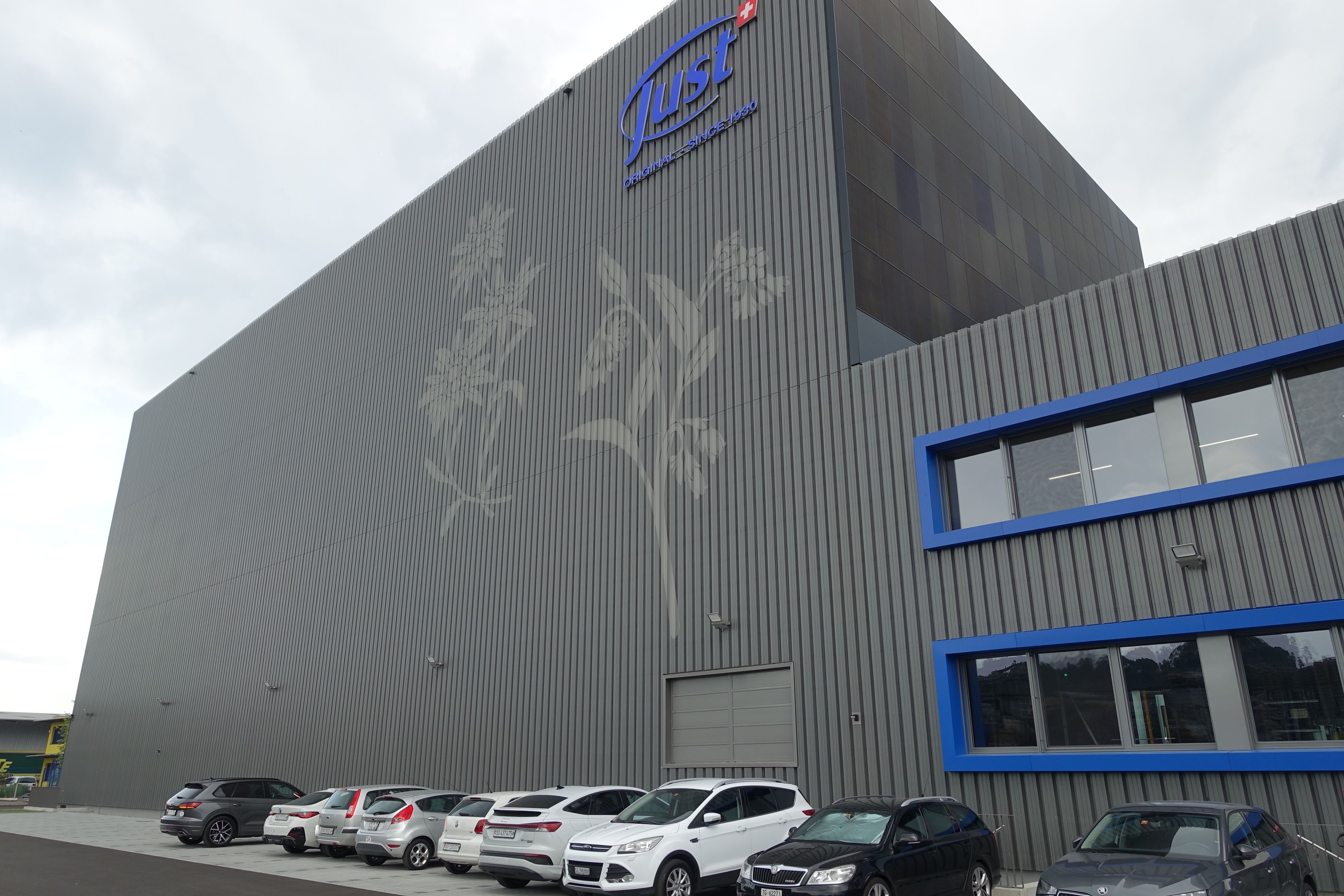 Imposanter-Just-Neubau-Vollautomatisiertes-Hochregallager-erstellt