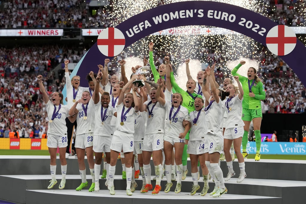 Von wegen Millionärinnen! Im Vergleich mit Alisha Lehmann sind Englands Titelverteidigerinnen arme Schluckerinnen