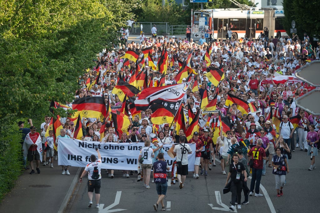 Fanfieber in Schwarz-Rot-Gold: Der ausverkaufte Kybunpark vor dem Deutschland-Polen-Spiel – Eindrücke und Bilder