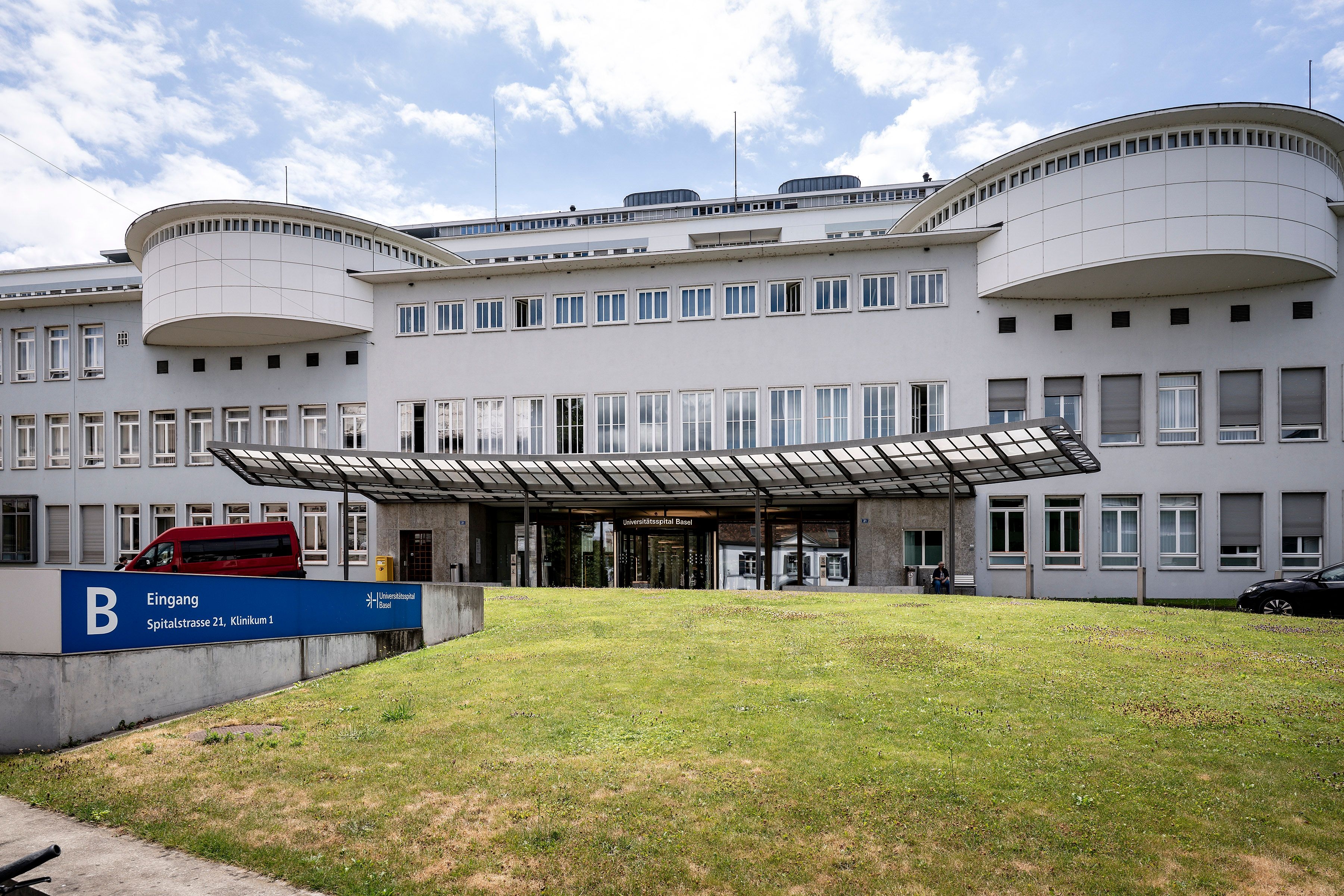 Unispital-kauft-Claraspital-Schweizer-Versicherer-begr-ssen-Basler-Marktbereinigung