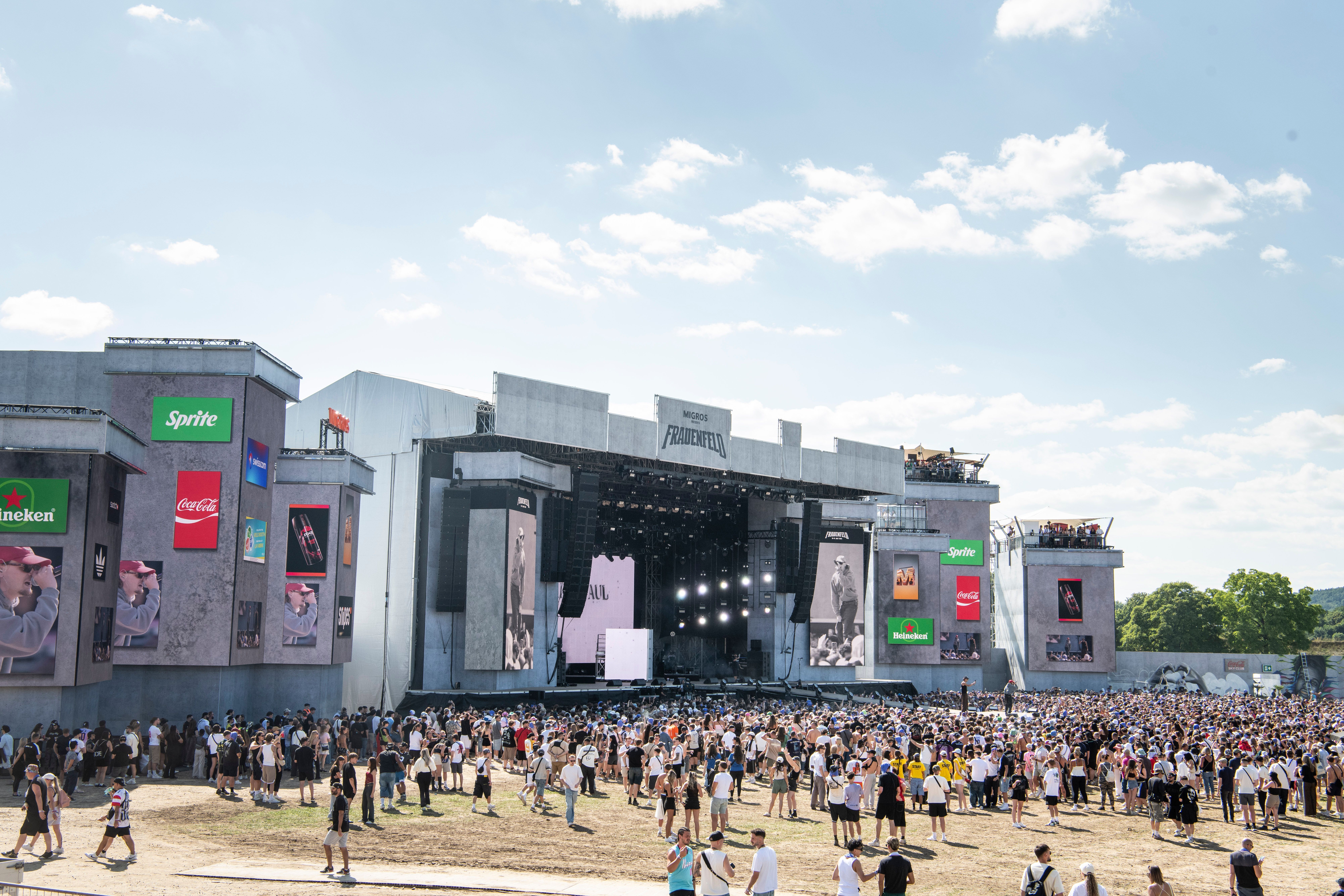 Jetzt-im-OAF-Ticker-Erfahrene-Festivalbesucher-am-Start-Warum-hier-so-viele-eine-Sturmmaske-tragen-Rapper-springt-ins-Publikum