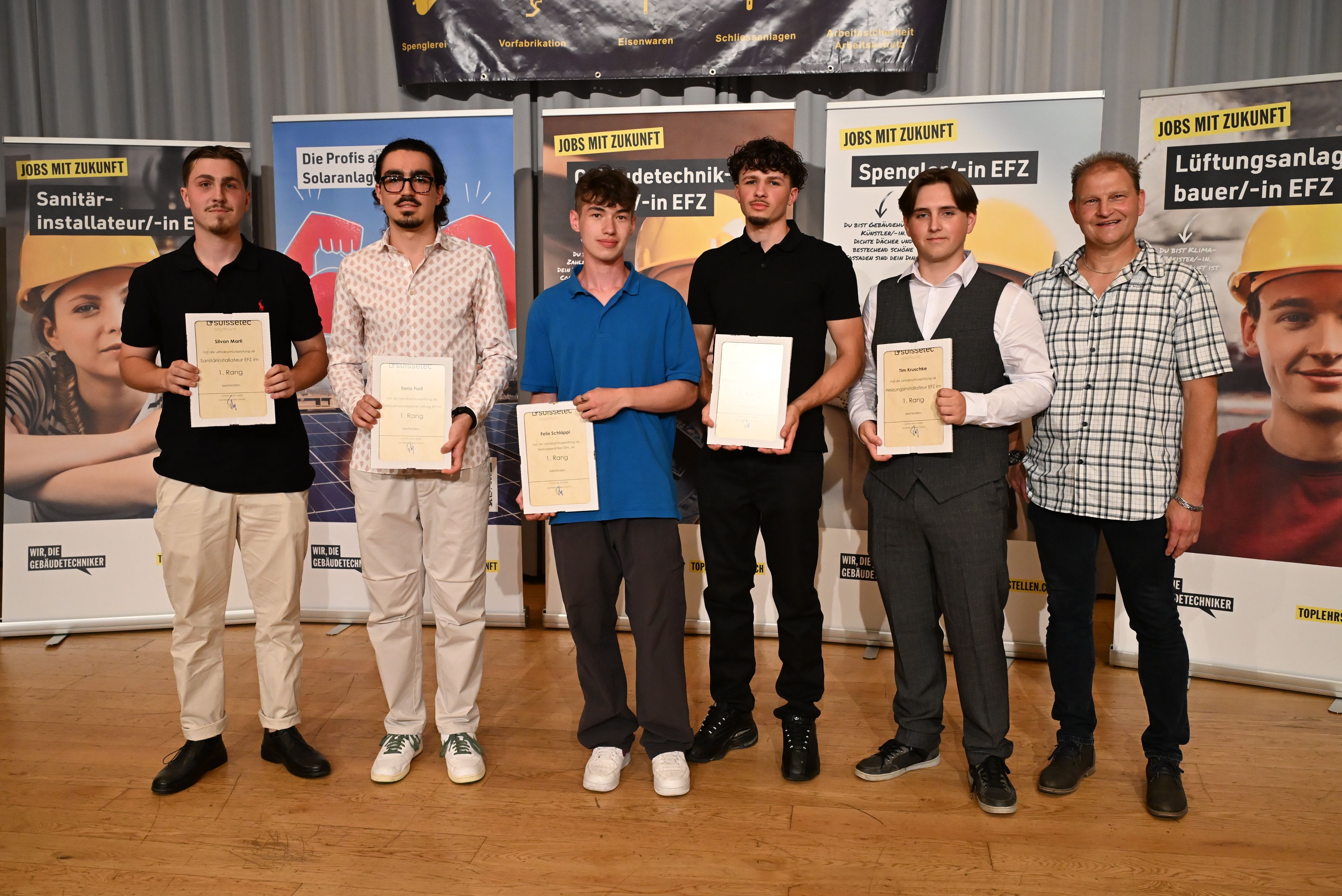 31-Geb-udetechnikerinnen-und-Geb-udetechniker-schliessen-Ausbildung-erfolgreich-ab