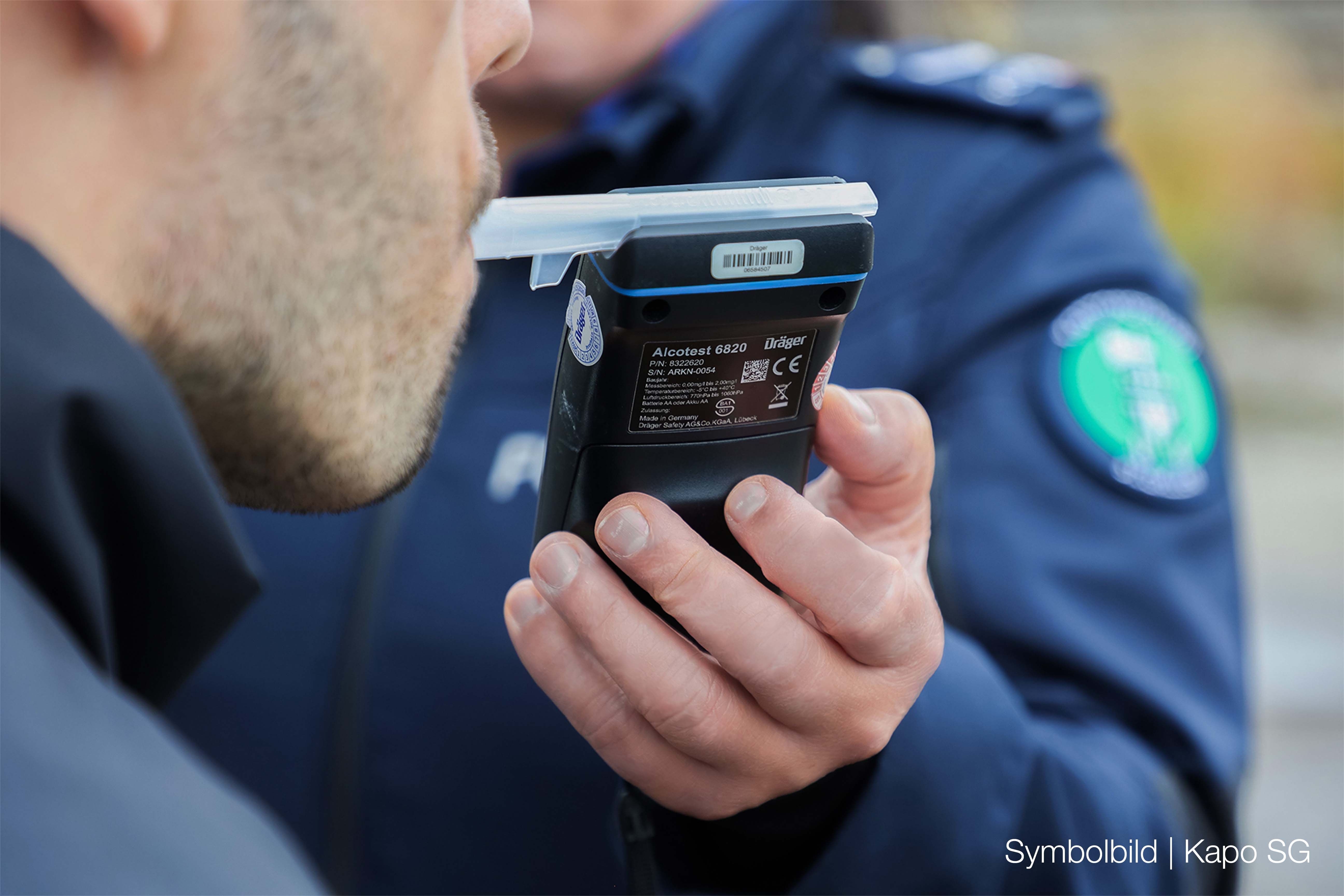 Polizei-erwischt-Blaufahrer-Mehrst-ndige-Fahrverbote-und-Anzeigen-BBC-sendet-live-aus-dem-Garten-der-Milit-rkantine