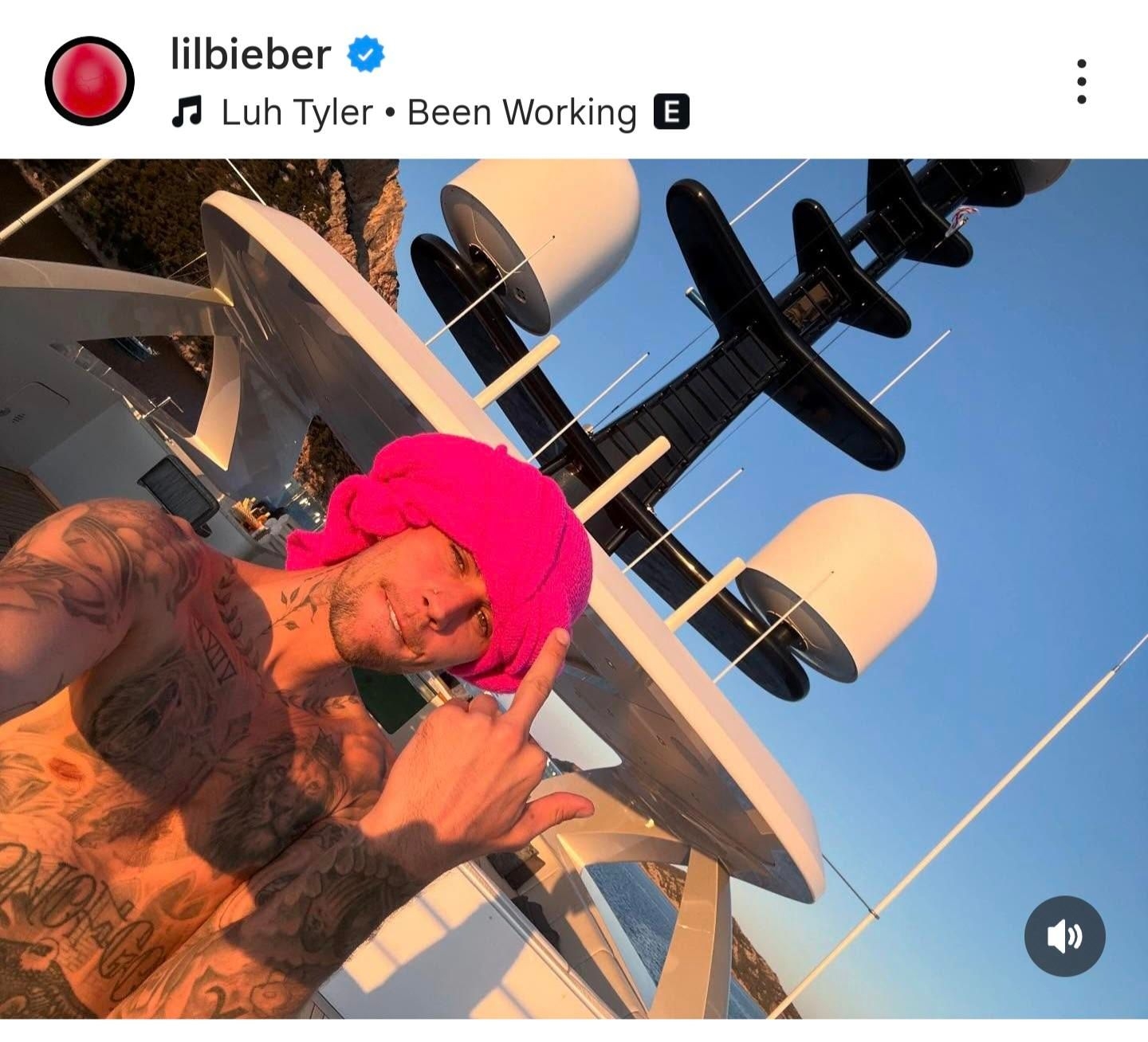 Doch-keine-Krise-Justin-Bieber-berrascht-mit-neuem-Album-Kendall-Jenner-posiert-oben-ohne-mit-Pferd-und-das-Internet-lacht