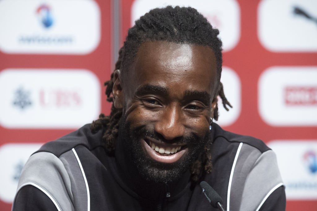 In Erinnerung an die Überraschung von der WM 2010: Johan Djourou zeigt den Nati-Spielerinnen die Sensation gegen Spanien