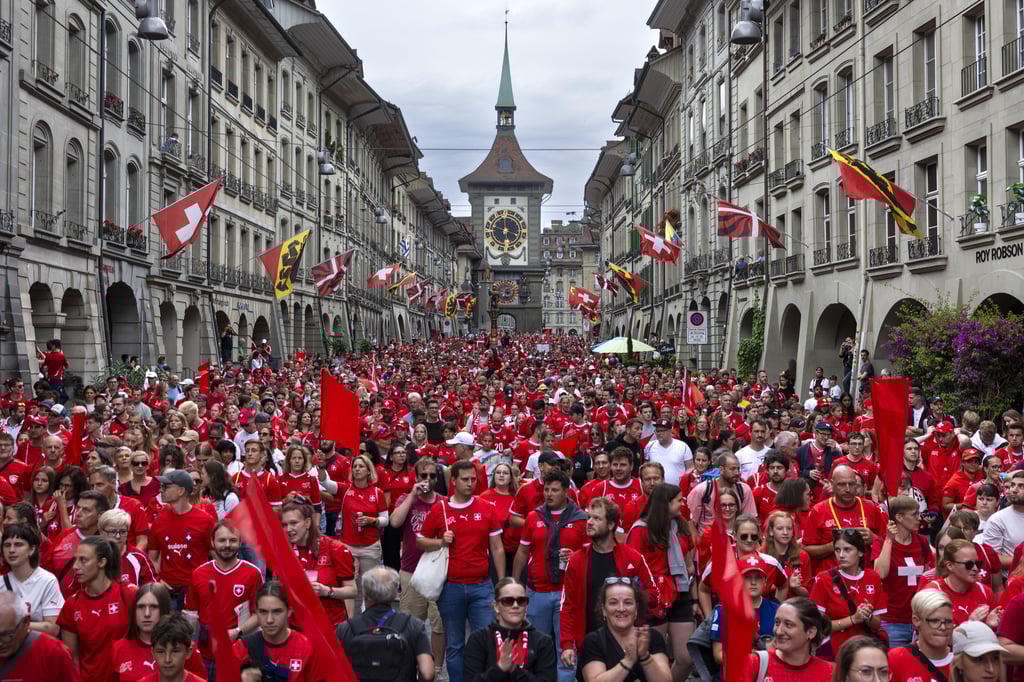 Rund 20'000 Fans bewegen sich Richtung Wankdorf ++ Yakin, Akanji und Co. schwören die Nati auf den EM-Viertelfinal ein