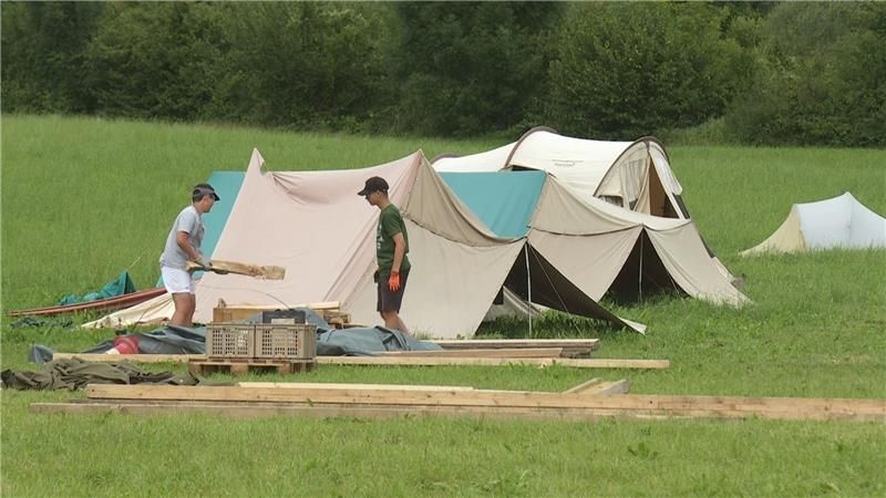 -Zelte-zerrissen-und-Stangen-umgeknickt-Urner-Pfadis-m-ssen-Kantonallager-nach-Gewitter-abbrechen