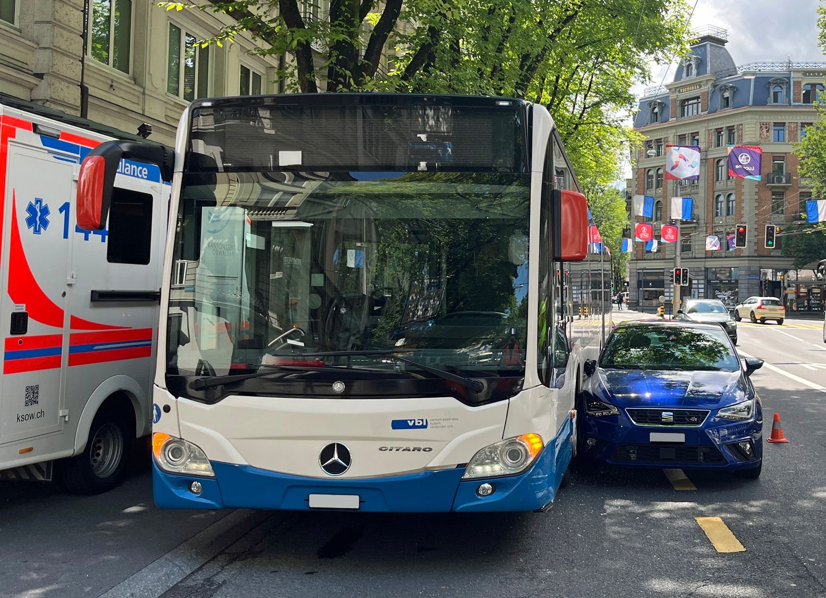 Auto-st-sst-beim-Abbiegen-mit-VBL-Bus-zusammen-Autofahrerin-und-Kleinkind-verletzt