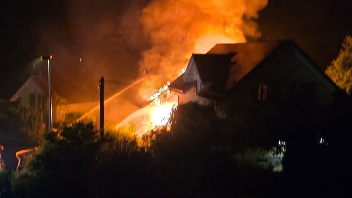 Uezwil: Brand zerstört Holzschopf und beschädigt Haus massiv Uezwil: Brand zerstört Holzschopf und beschädigt Haus massiv