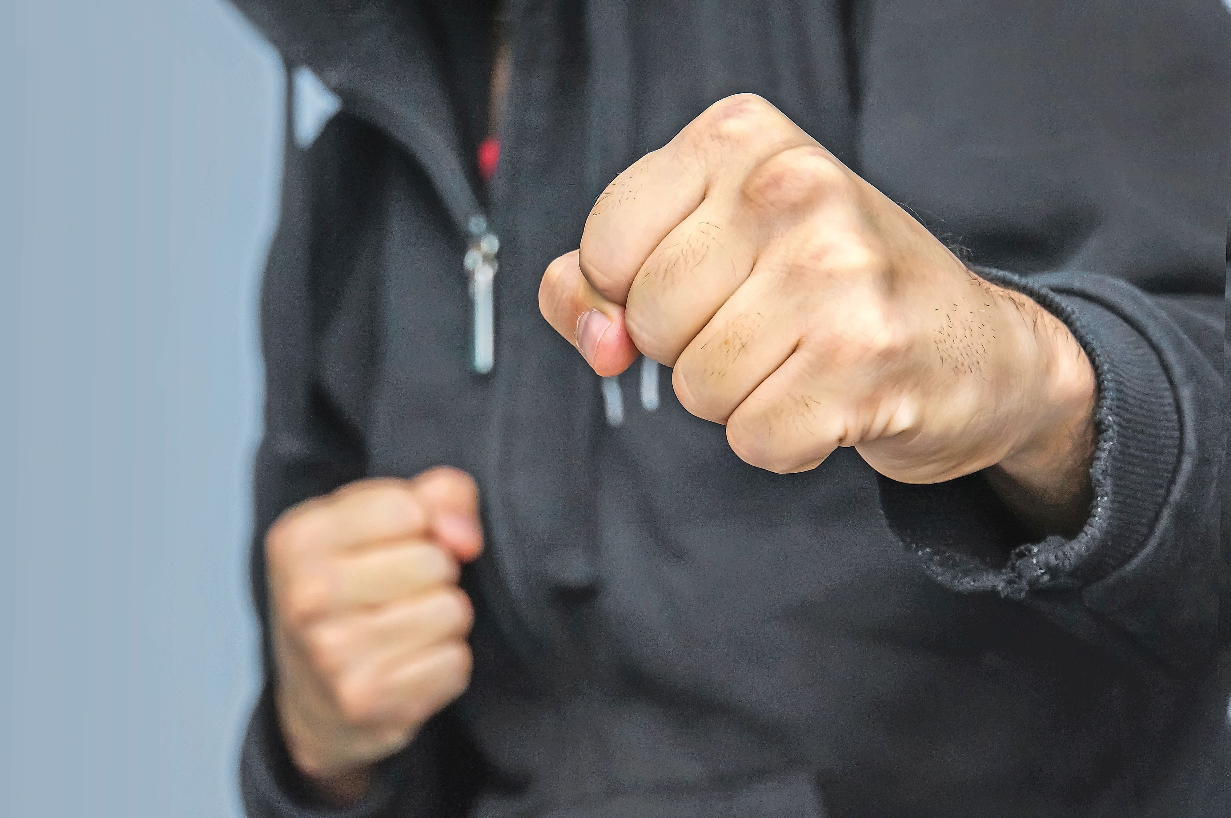 Er-dachte-dass-sie-ihn-mit-dem-Handy-filmt-IV-Rentner-schl-gt-Teenagerin-in-den-R-cken-und-w-rgt-Polizisten