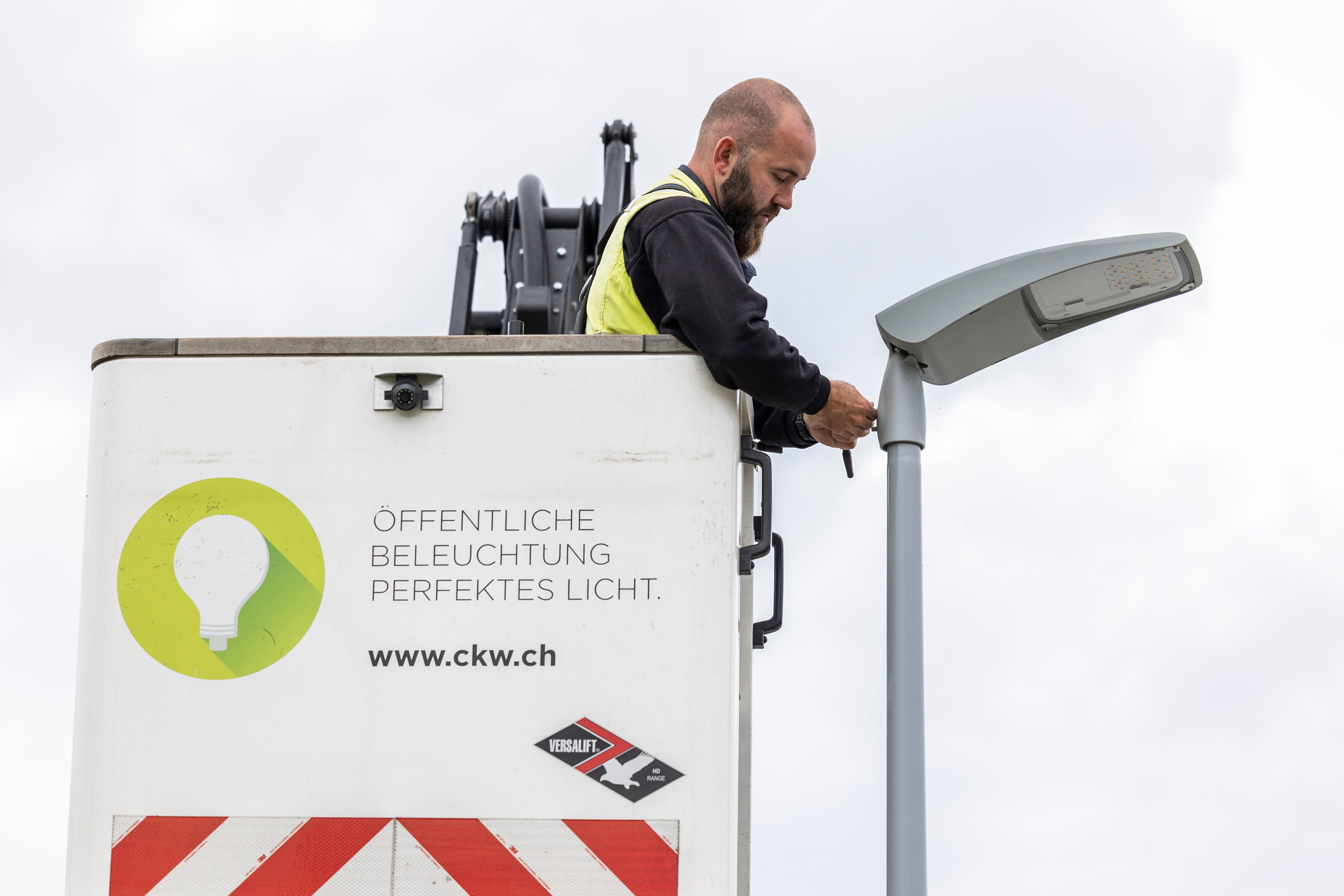 Strassenbeleuchtungen-werden-mit-LED-Lampen-ausgestattet