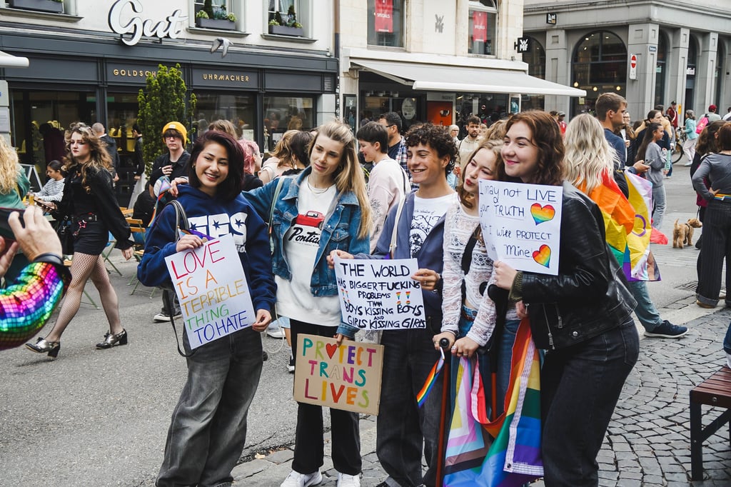 Bunt und feierlich: Bei der zweiten St.Galler Pride zeigen sich die Stadtpräsidentin im Regenbogenponcho, Dragqueens und rund 2200 Demonstrierende