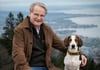 Gemeindepräsident Guido Keller (Die Mitte) mit seinem vierbeinigen Freund Thilo.