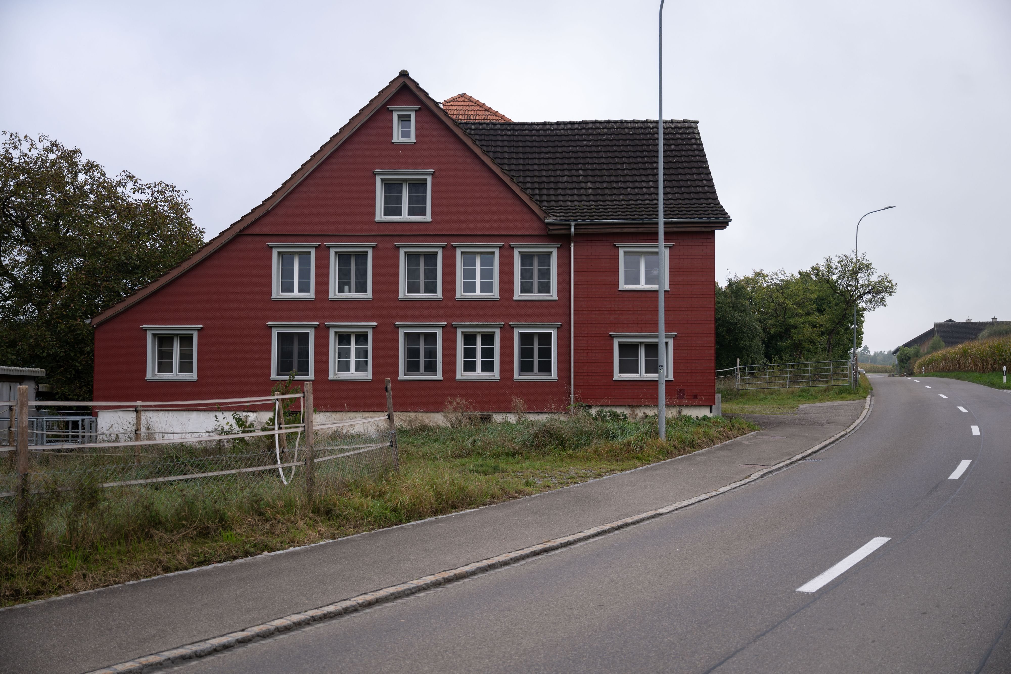 Polizeibeamte-ein-Spitzel-und-ein-Preis-unter-dem-Sch-tzwert-So-verlief-die-Versteigerung-des-Hauses-der-Pferdehorterin