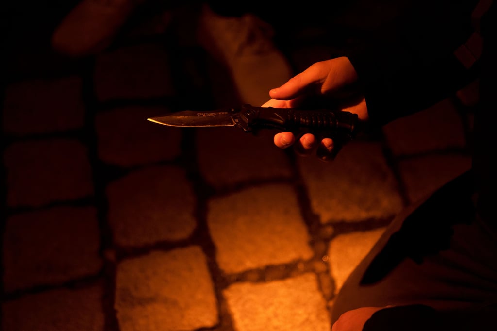 Nächtlicher Streit in Wohnung in Necker: Frau verletzt Mann schwer mit einem Messer und wird festgenommen