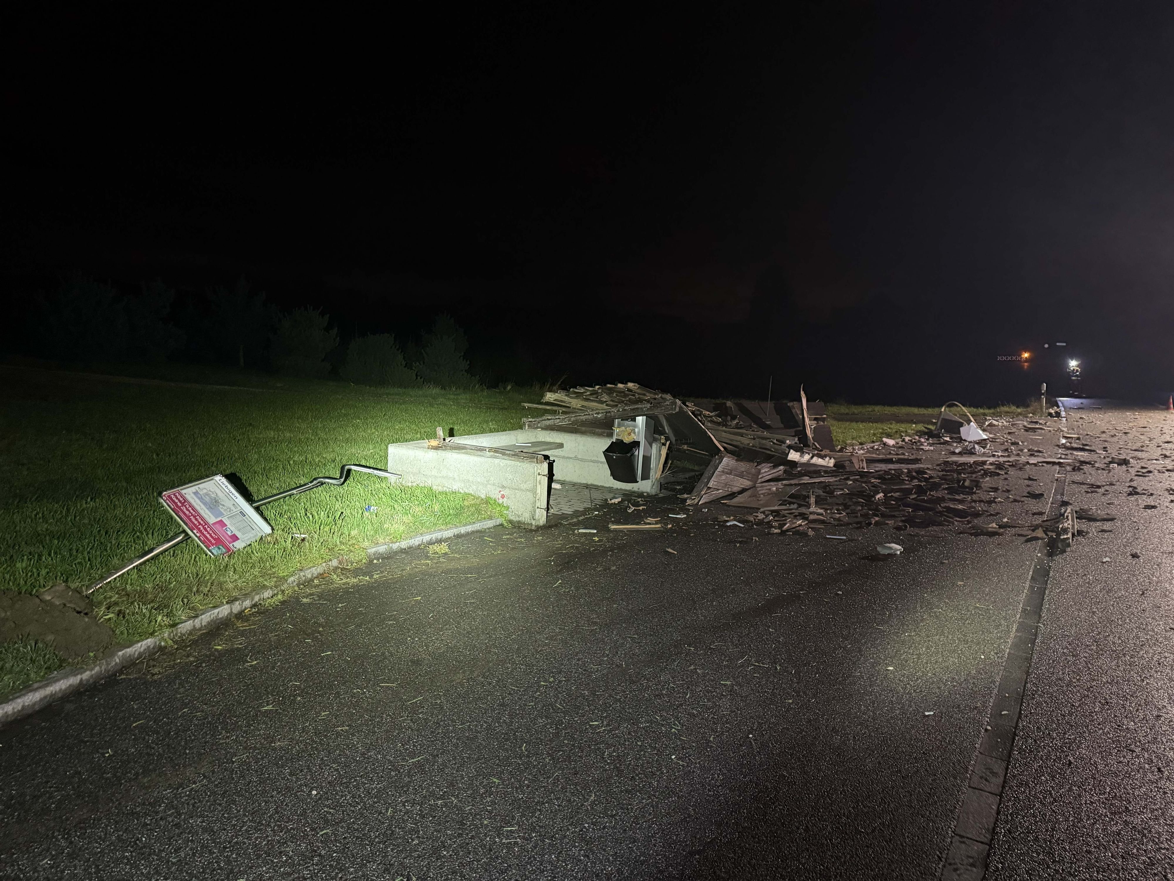 Brittnau: Betrunken Bushaltestelle zerstört