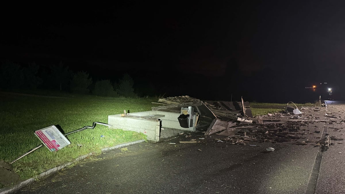 Brittnau: Betrunken Bushaltestelle zerstört