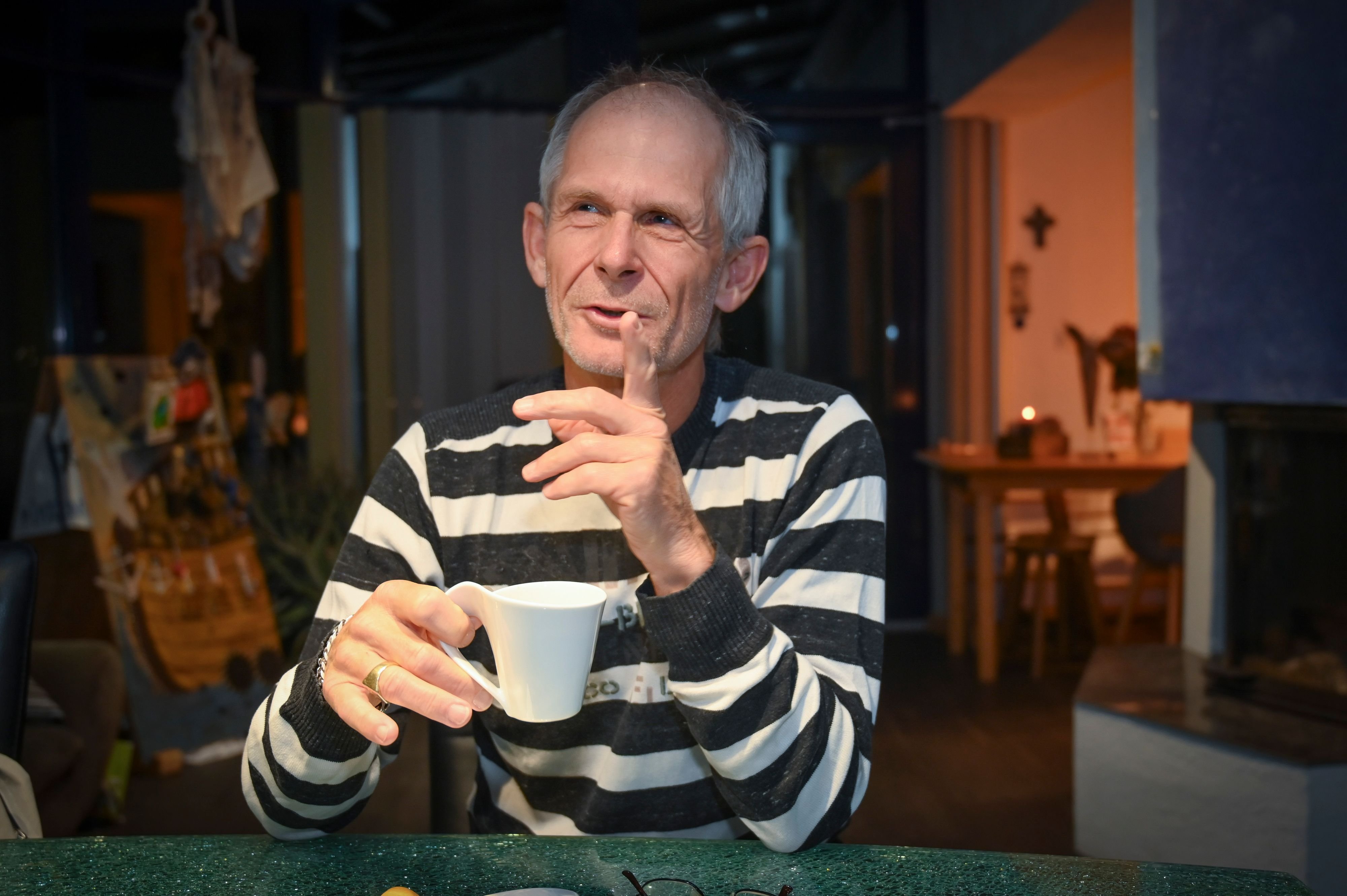 -Wir-d-rfen-eine-Schraube-locker-haben-Der-Romanshorner-Lyriker-St-ff-Sutter-legt-seinen-bisher-umfangreichsten-Gedichtband-vor