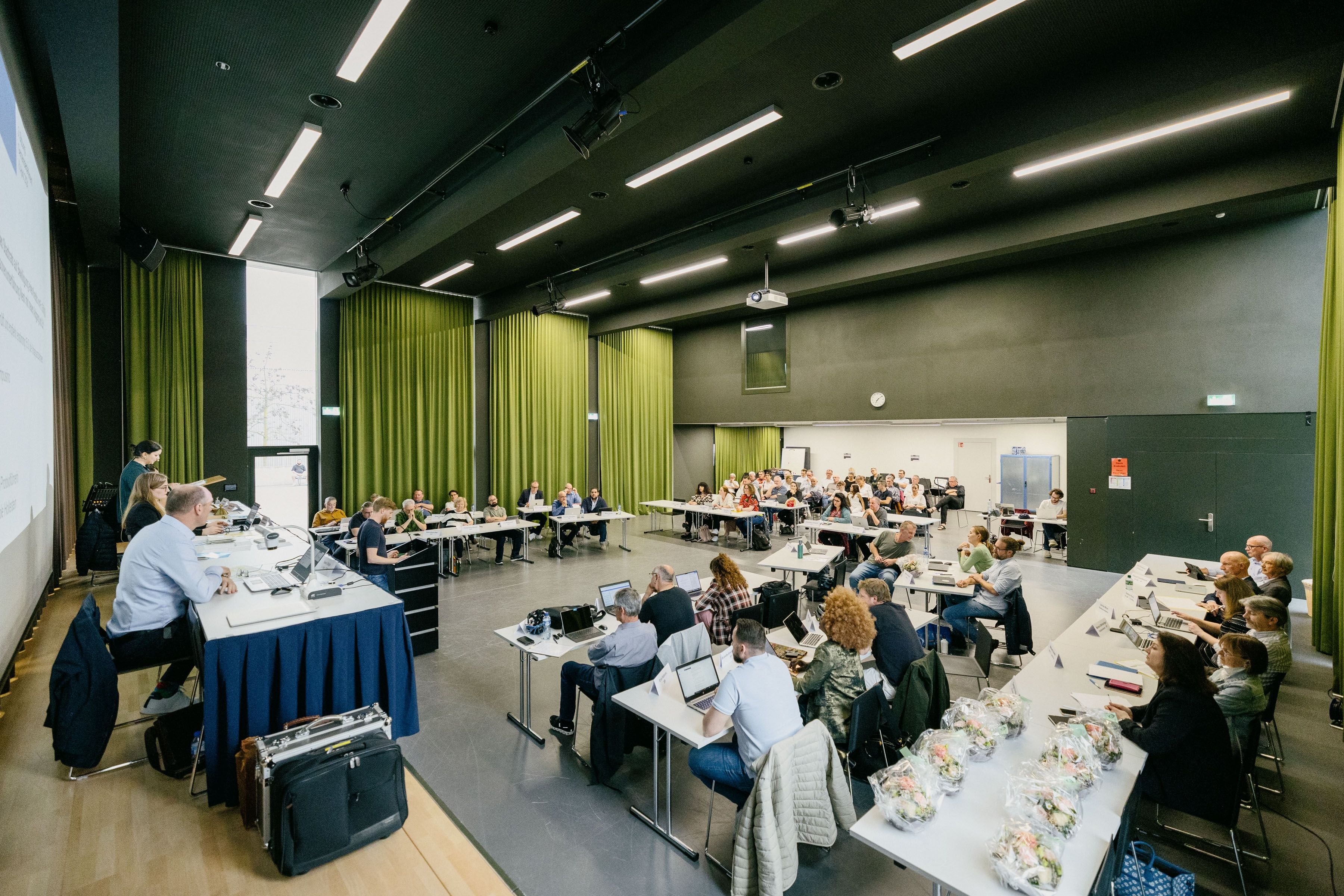 Zehn-haben-im-Parlament-nie-gefehlt-jemand-neunmal-Schlieren-hat-weniger-Absenzen-als-Dietikon