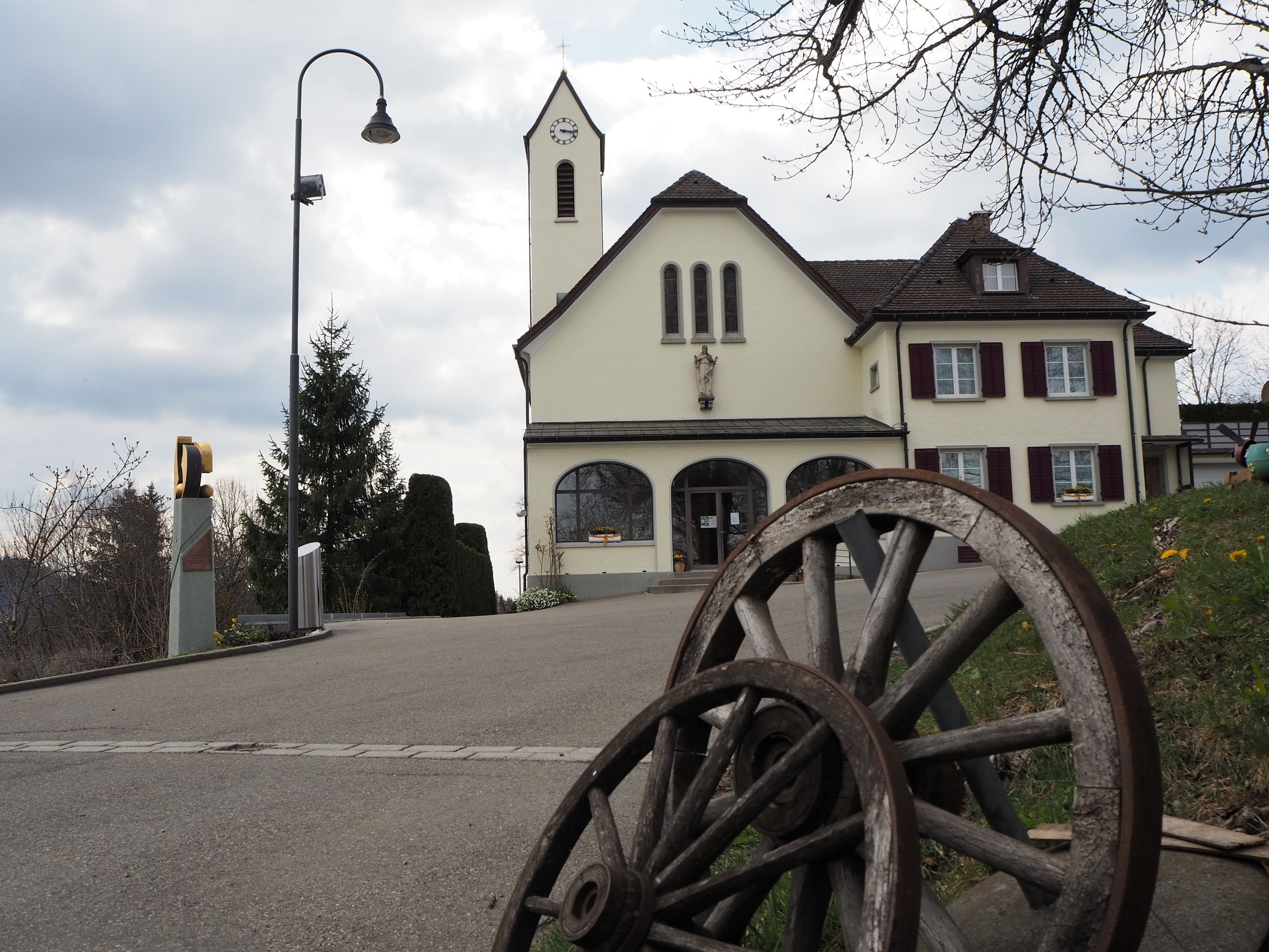 Es-geht-weiter-auf-der-Iddaburg-Eine-Eremitin-und-ein-Priester-bernehmen-den-Wallfahrtsort