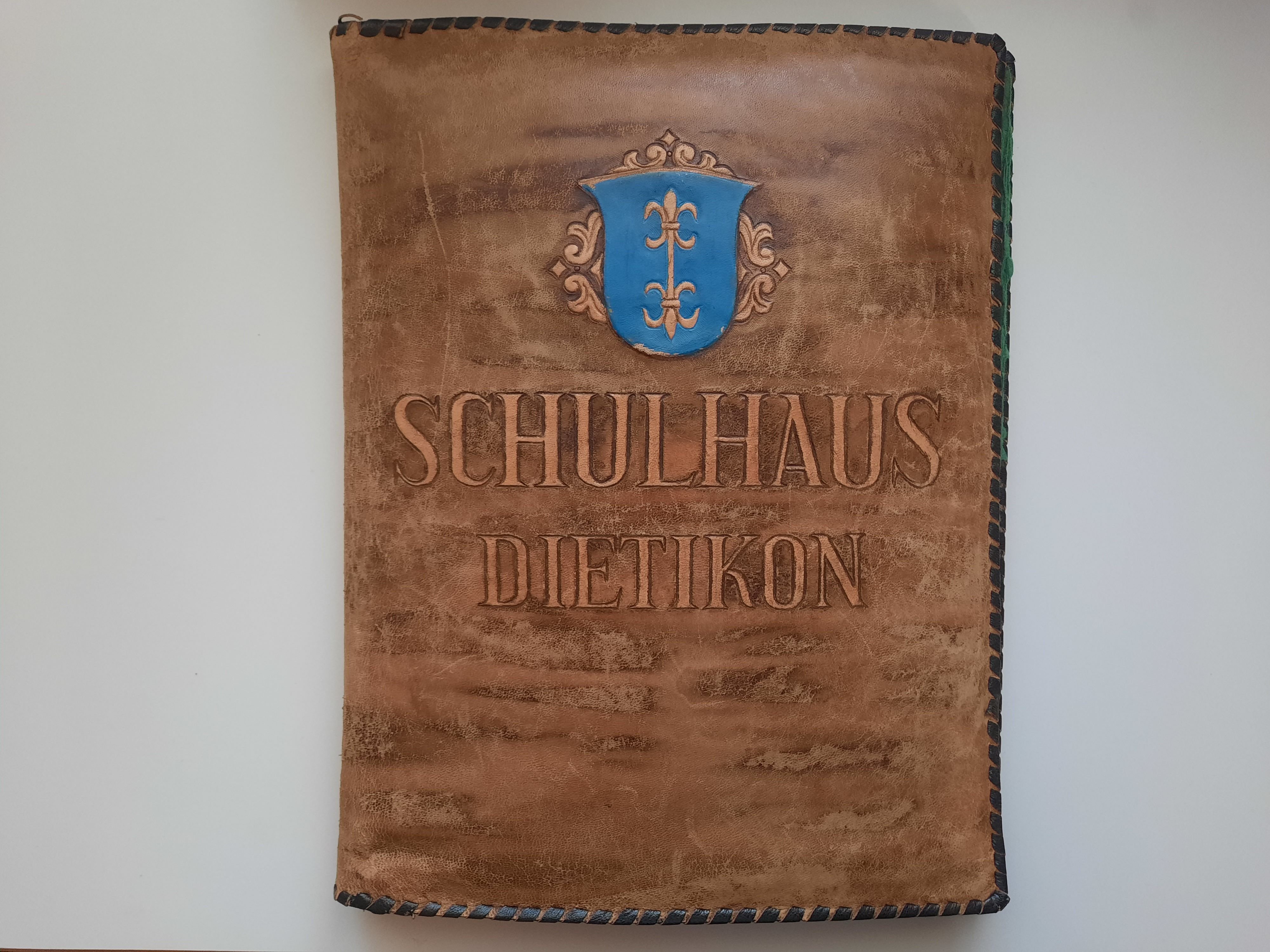 Eine-sch-n-verzierte-Ledermappe-erz-hlt-die-Geschichte-vom-Zentralschulhaus-II