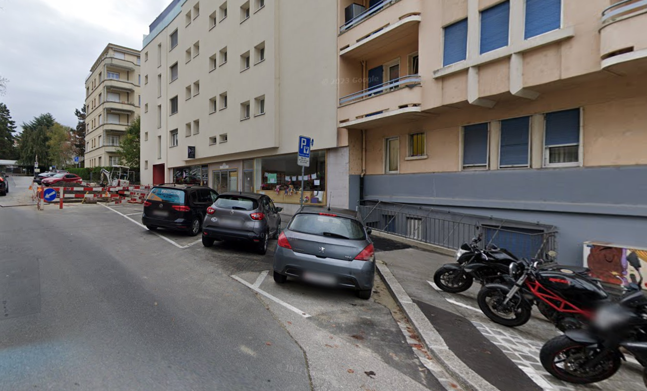 Bei-Polizeieinsatz-Bewaffneter-Mann-springt-vom-Balkon-und-stirbt