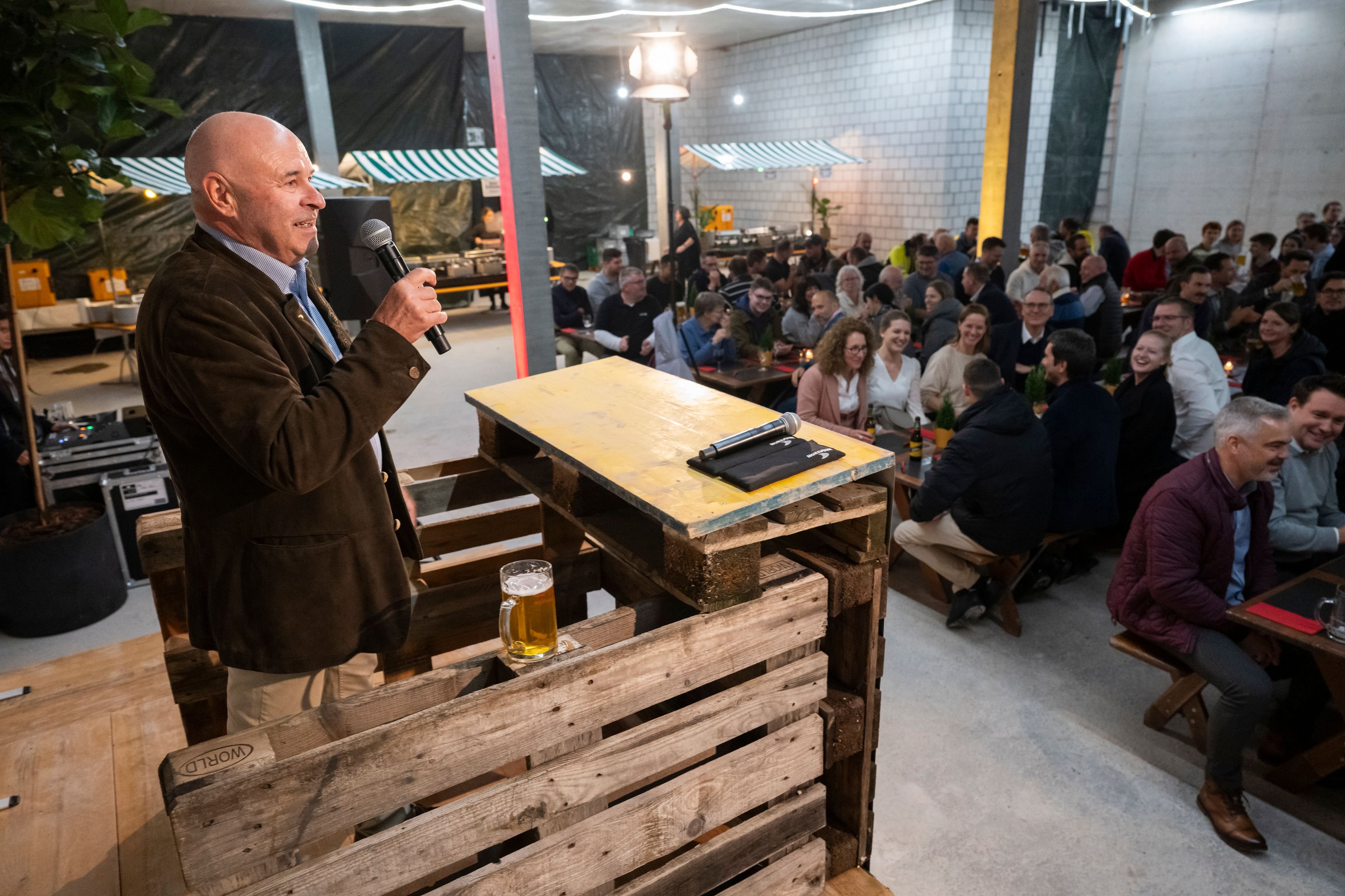 Bauleute-sind-die-Stars-des-Abends-M-llerbr-u-berbauung-feiert-Richtfest